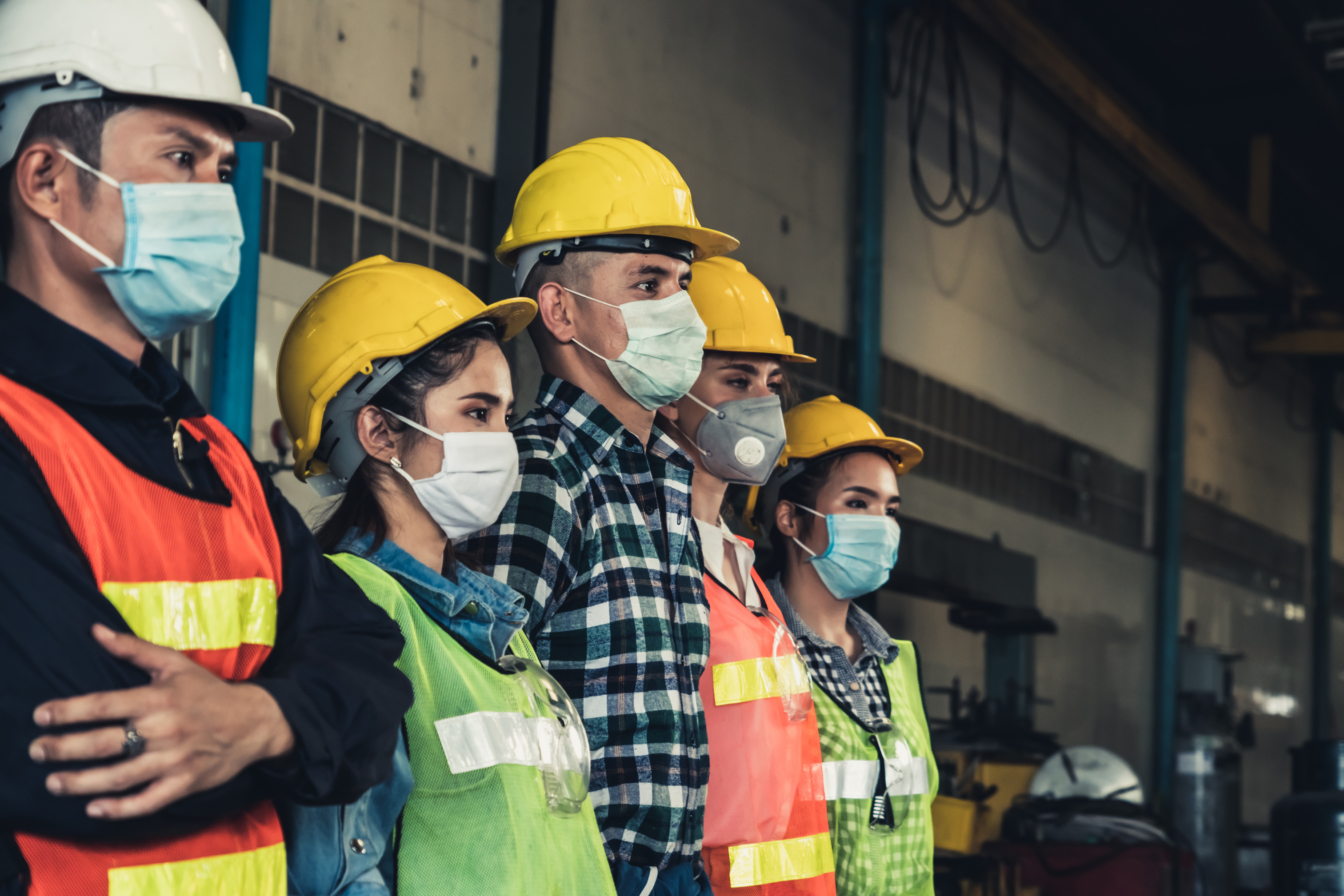 Working masks. Маска для стройки. Стройка в пандемию. Рабочий в маске фото.